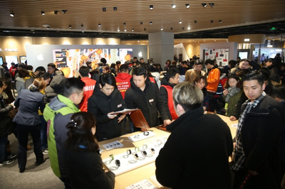 智能電子產品受偏愛 蘇寧易購門店春節前夕銷售火爆破200%